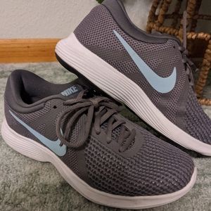 Nike revolution 4 woman's tennie shoes